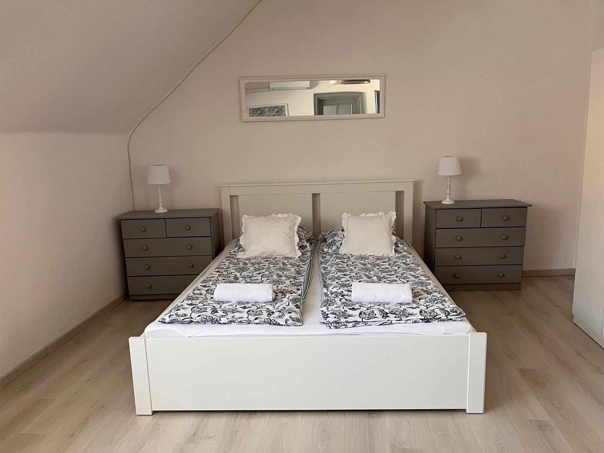 Pacsirta Apartman Grand Егер Екстериор снимка